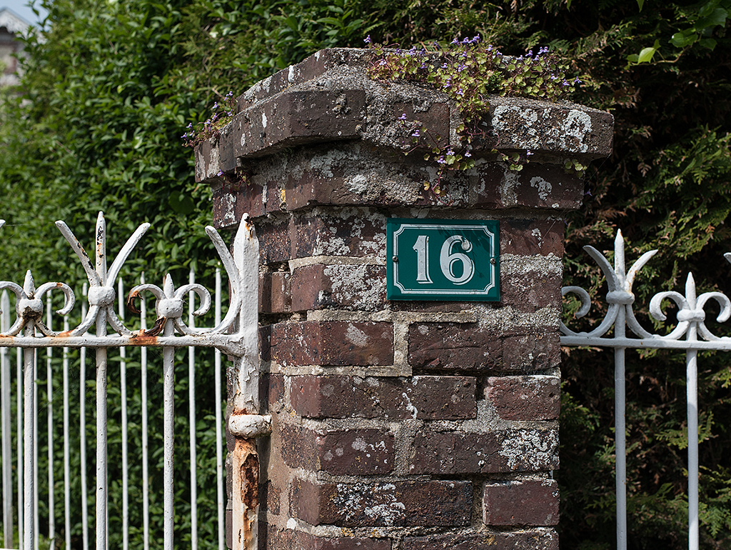 Normandie 05 - 2016_KA79653-1 Kopie.jpg - Der kleine Ort hielt für mich viel Fotomotive bereit. Anke lag in der Sonne und ich ging wie so oft auf Fotopirsch